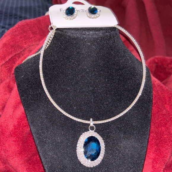 Elegant Silver and Blue Jewelry Set - Picture 3 of 12